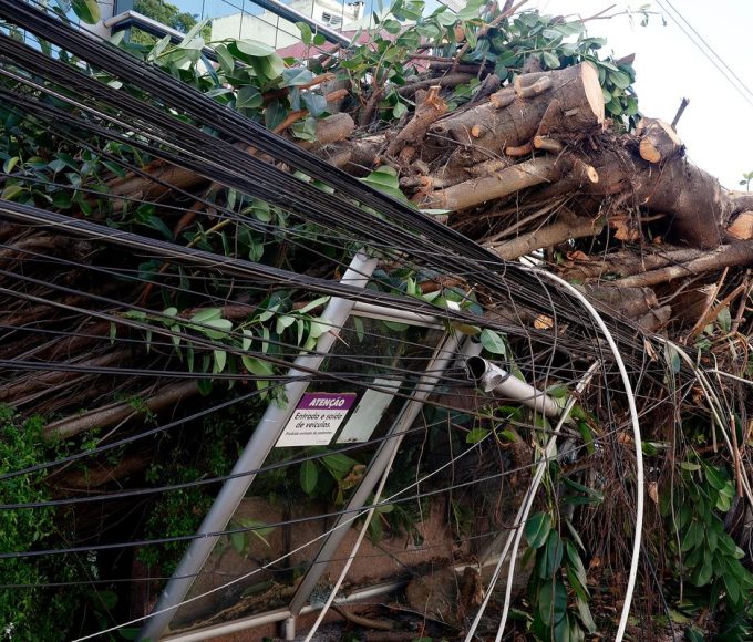 mais-de-200-mil-continuam-sem-energia-no-rio-apos-vendaval